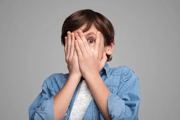 Rädd pojke täcker ansikte — Stockfoto