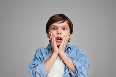 Şık çocuk kamera şaşkınlıkla bakıyor