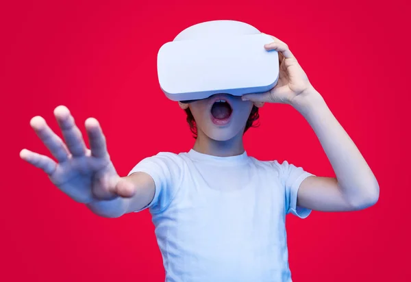 Amazed kid experiencing virtual reality in glasses — Stock Photo, Image