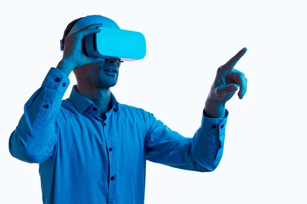 Hombre adulto explorando VR —  Fotos de Stock