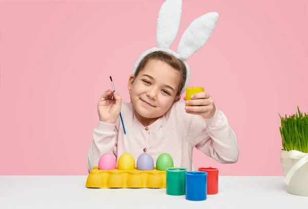Konten gadis anak dengan telur dan cat — Stok Foto