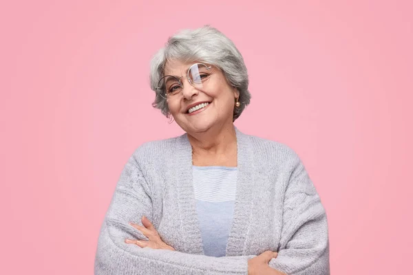 Señora mayor de confianza mirando a la cámara — Foto de Stock