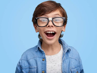 Gözlük çocukta heyecanlı smarty