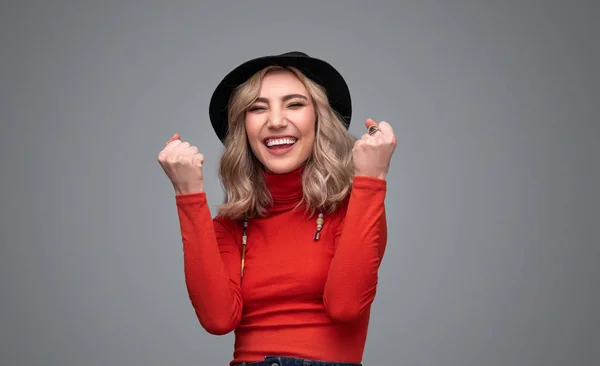 Elegante donna in cappello celebrando la vittoria — Foto Stock