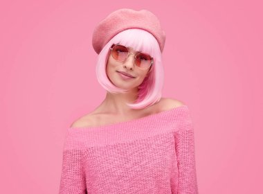 Kameraya bakarak bere trendy Bayan