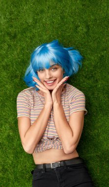 Sevimli kadınla çimenlerin üzerinde rahatlatıcı