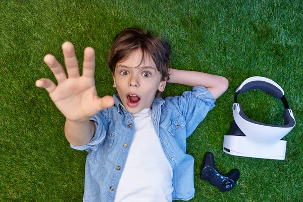 Дивовижний хлопчик на зеленому лузі з гарнітурою VR — стокове фото