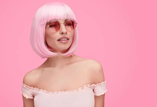 Preciosa hembra con cabello rosa mirando hacia otro lado — Foto de Stock