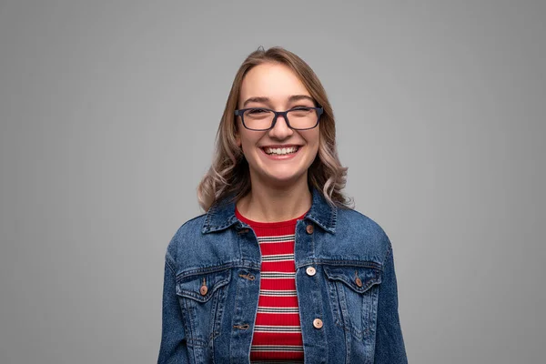 Веселая молодая женщина в очках — стоковое фото