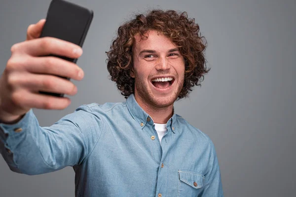 Cara alegre tomando selfie — Fotografia de Stock