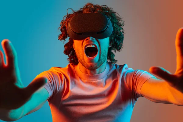 Man in VR glasses screaming at camera — Stock Photo, Image