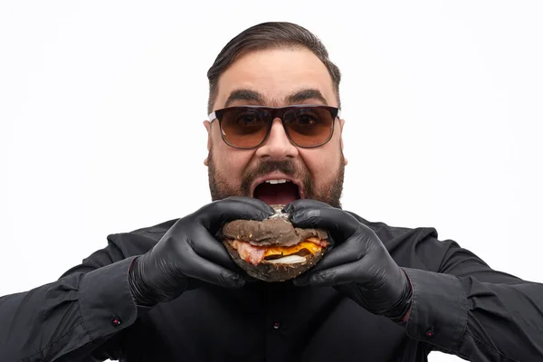 Man in sunglasses biting burger — Stock Photo, Image
