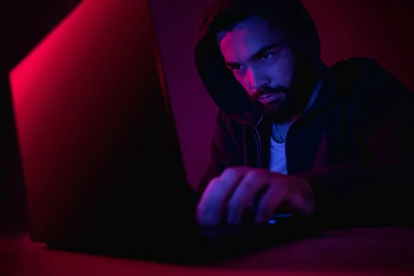 Бородатый хакер с помощью ноутбука — стоковое фото