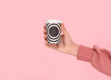 Kırpma el paket fincan gösteren