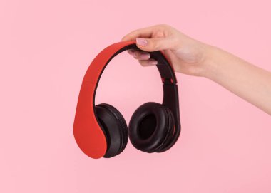 Modern kulaklıklar gösteren kırpma el