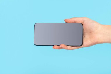 Kadın el çağdaş siyah Smartphone 