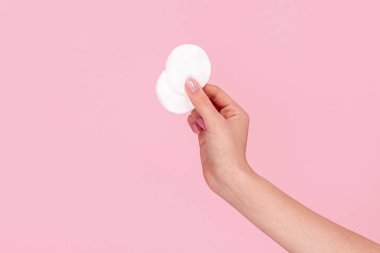 Yumuşak pamuk pedleri ile kırpma el