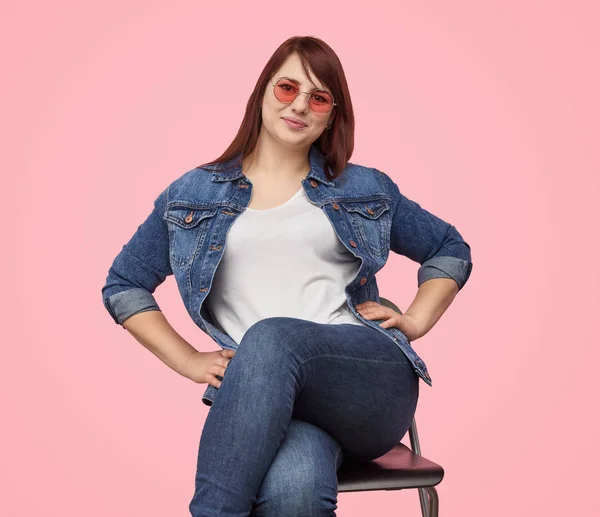 Confident plumpy girl in denim outfit — Stock Photo, Image