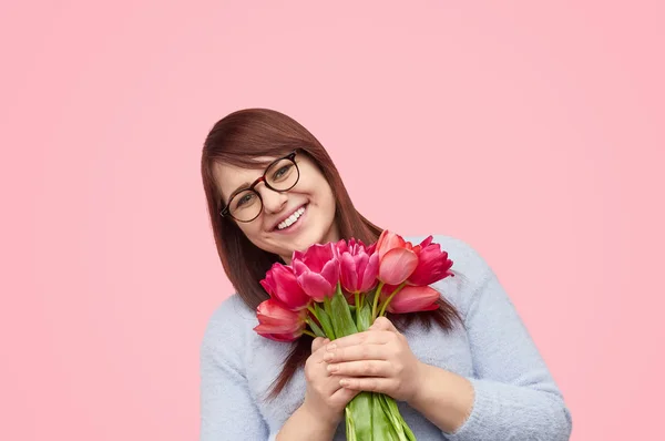 Mujer feliz con flores de primavera para las vacaciones — Foto de Stock