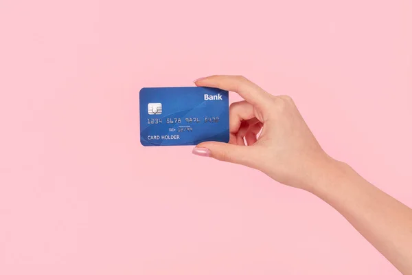 Κορίτσι σοδειά με μπλε πιστωτική κάρτα — Φωτογραφία Αρχείου