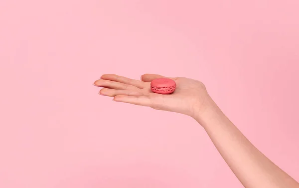 Crop Hand hält Macaron auf der Handfläche — Stockfoto