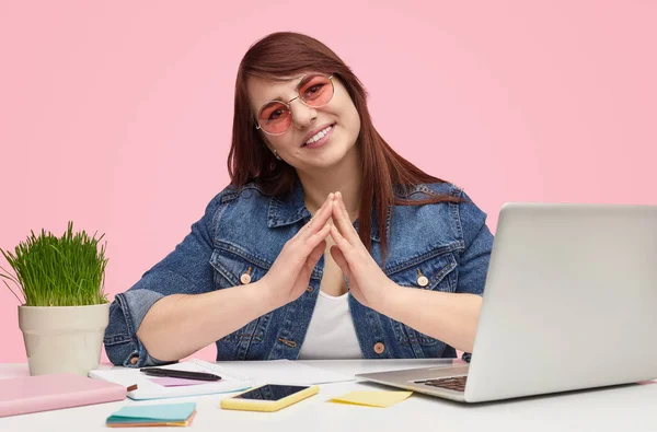 Conteúdo menina estudante jovem à mesa — Fotografia de Stock