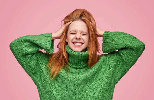 Ausdrucksstarkes Teenager-Mädchen sieht super aufgeregt aus — Stockfoto