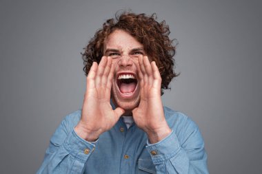 Uzak mesafeden çığlık kıvırcık saçlı adam