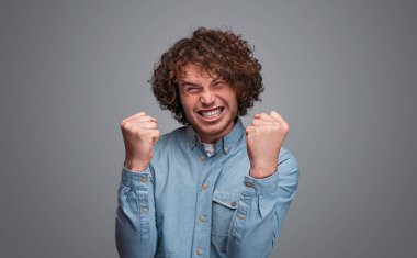 Ginger erkek kutlamak başarı