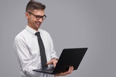 gülümseyen iş adamı kullanarak dizüstü bilgisayar