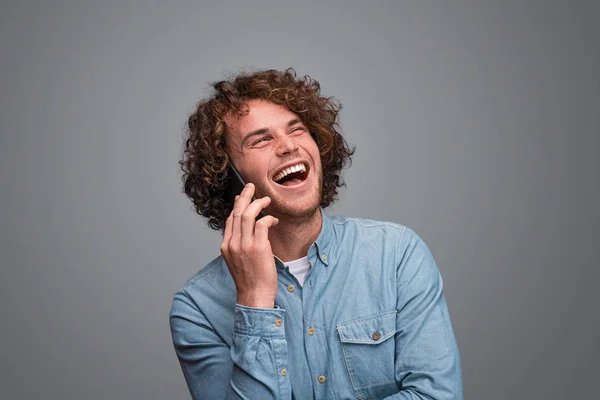 Chico alegre hablando por teléfono — Foto de Stock