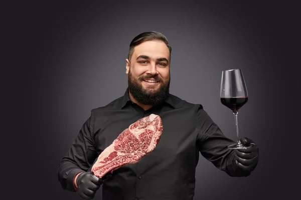 笑顔のシェフと肉とワイン — ストック写真
