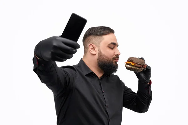 ハンバーガーと撮影 selfie キス髭の男 — ストック写真