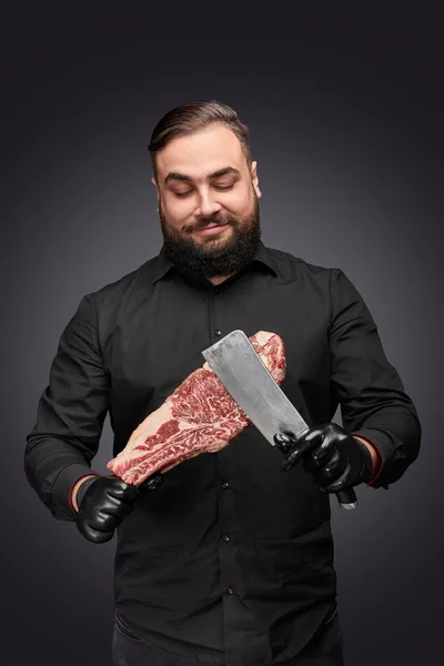 ひげを生やした肉屋肉とナイフ — ストック写真