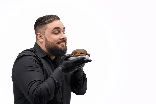 Plus μέγεθος ανθρώπου απολαμβάνοντας burger μυρωδιά — Φωτογραφία Αρχείου