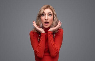 Kazaklı fotoğraf makinesi vasıl bakarak şok Bayan