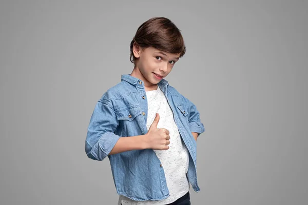 Vertrouwen jongen gebaren duim omhoog — Stockfoto