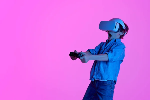 Stunned kid playing in VR goggles — Stock Photo, Image