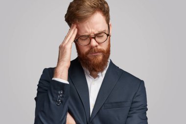 Kırmızı sakallı işadamı alnını sürtünme vurguladı