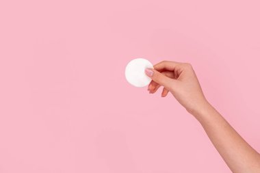 Ürün el pamuk yastık tutarak