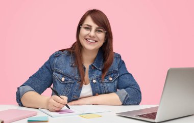 Neşeli tombul genç kadın masa başında eğitim 