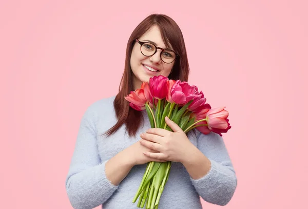Bastante regordeta chica con tulipanes — Foto de Stock