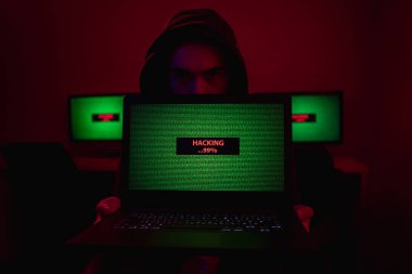 Hacker gösteren laptop ile kötü amaçlı yazılım