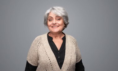 Kamera için gülümseyen zarif üst düzey Bayan