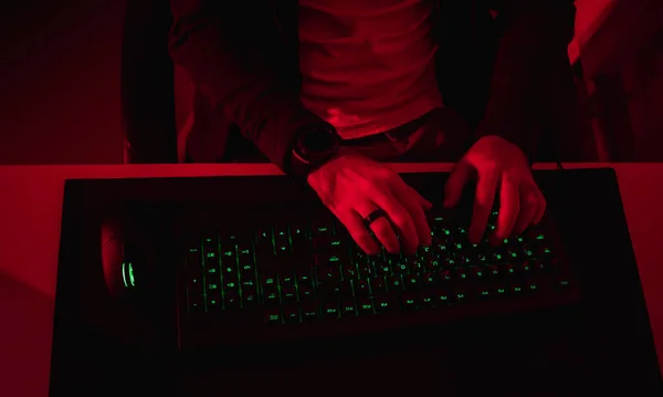Gewas hacker typen op toetsenbord — Stockfoto