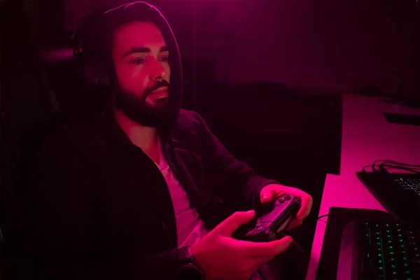 Розслаблений чоловік грає у відеогру — стокове фото