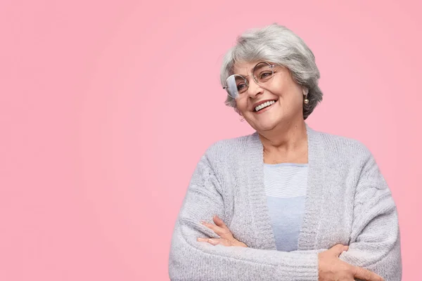 Mujer anciana satisfecha mirando hacia otro lado — Foto de Stock