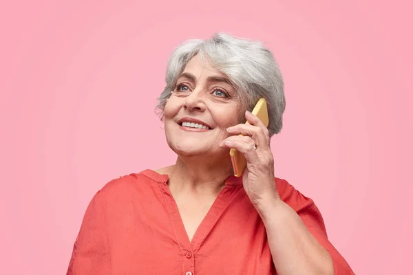 Smiling senior lady speaking on smartphone — Stock Photo, Image