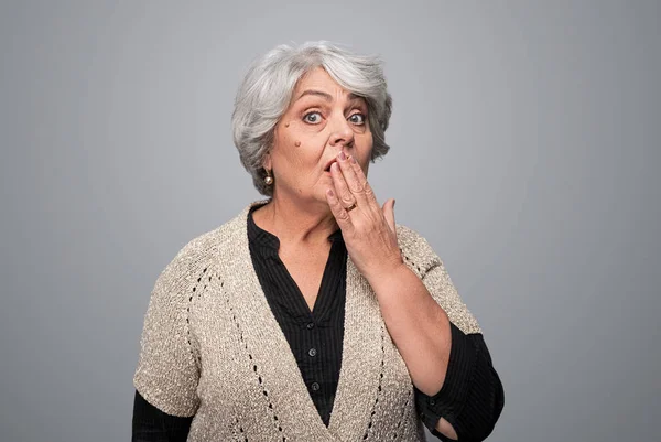 ショックを受けた高齢者女性カバー口 — ストック写真