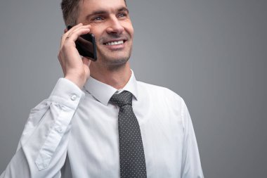 Konuşan işadamı gülümseyen